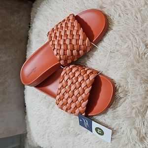 NWT  sandal size 11